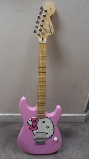 Squier by Fender Hello Kitty Stratocaster (Limited Edition)