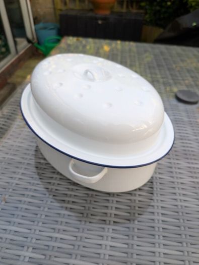 oval enamel roaster, 45 x 32 cm. In good condition