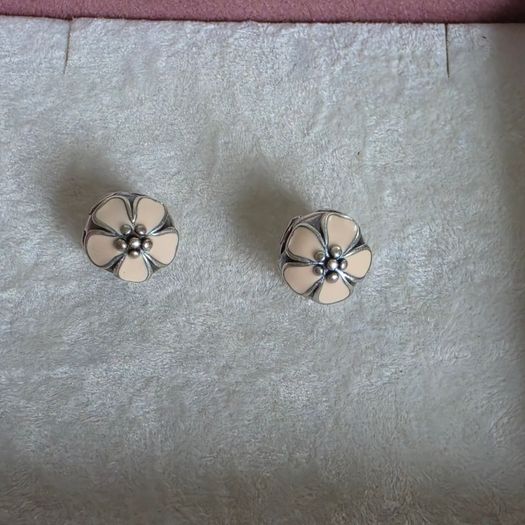 Pandora cherry blossom clips charm, featuring smooth cream enamel petals and a sterling silver beaded center very good condition