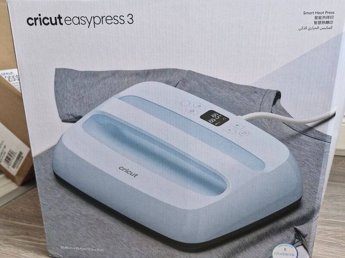 Cricut Explore 3 package deal (machine, heat press, all tools, HTV and more)