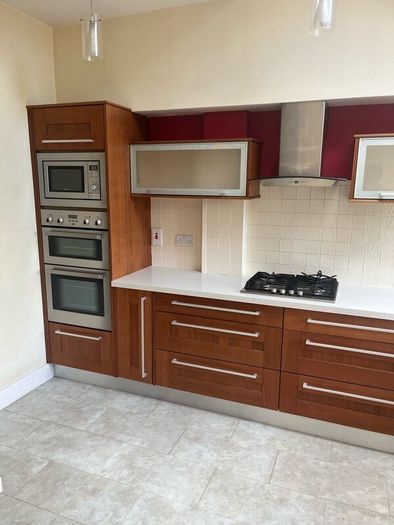 Kitchen units, 2 ovens, 2 microwave & dishwasher