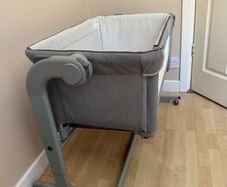 Chicco Next2Me Bedside Crib - Excellent Condition - Mattress Included