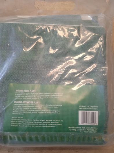 Capillary mat and liner for greenhouse