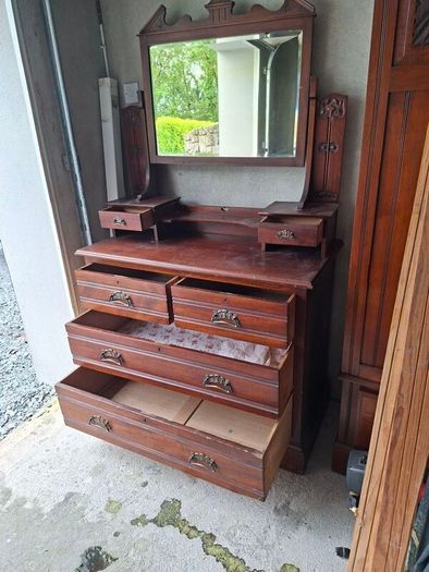 Set of drawers & mirror top