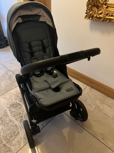 Full travel system with isofix base