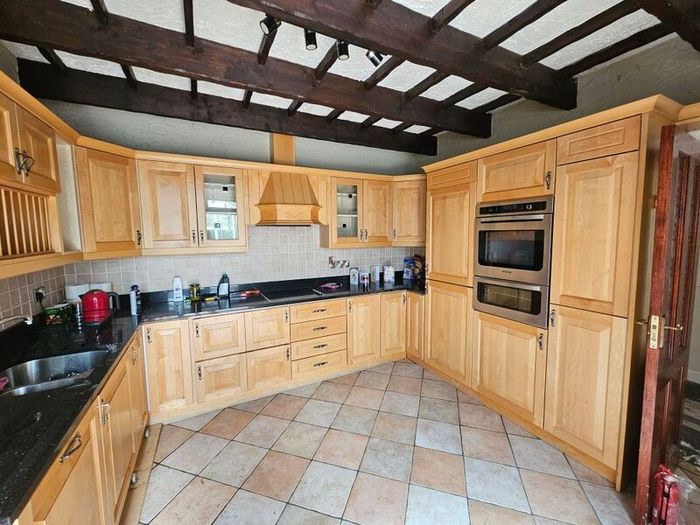Solid Maple Kitchen, Black Granite Worktops & Premium Appliances (Neff/Bosch)