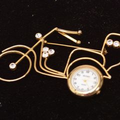 Vintage Ladies Suizo Brooch Watch
