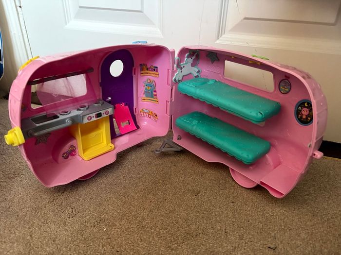 Barbie Bundle - sewing machine/horses
