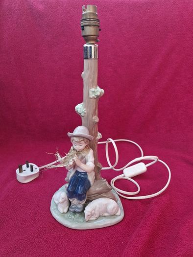 Nao by Lladro Figurine Lamp