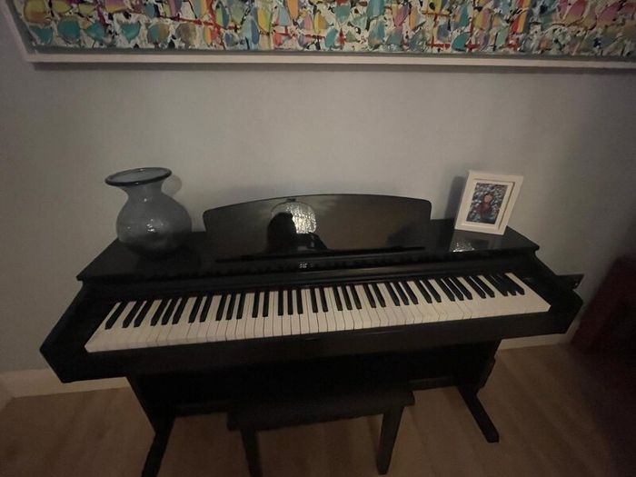 Digital Piano with stool & headphones