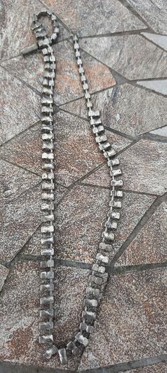 Vintage jewelry is sold individually for 5 to 10 euros