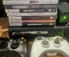 XBOX 360, 2x Controllers & 8x Games