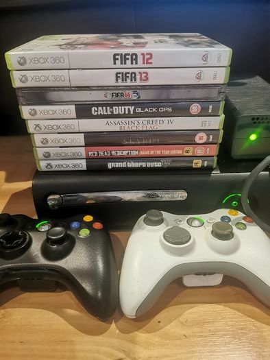 XBOX 360, 2x Controllers & 8x Games
