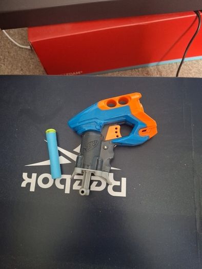 Nerf gun + 10 bullets