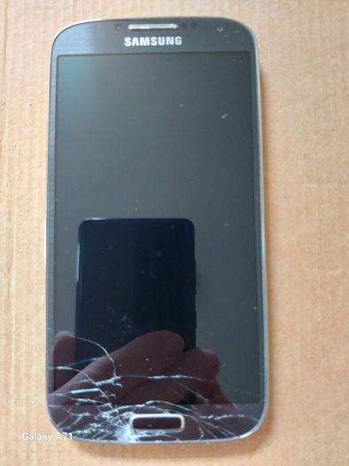 Samsung Galaxy S4, 16GB, Screen damaged near Bottom, but does not affect the touchscreen