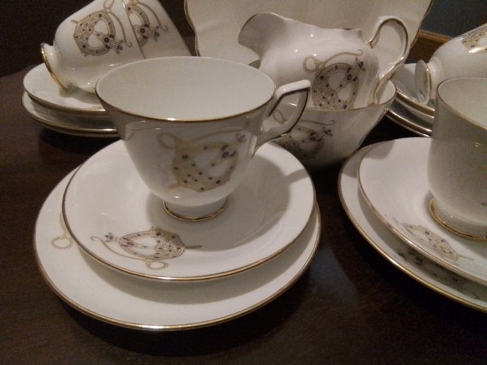 Royal Tara " Brooch" 21 Piece Teaset