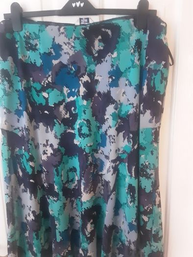 Ladies Skirt/Marks and Spencer Classic Style Skirt Full Fit .. Size: 20 UK .. 48 EU .. Price Drop