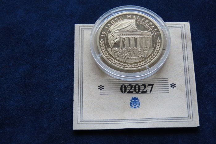Fall of The Berlin wall - East Germany collector proof coin medal