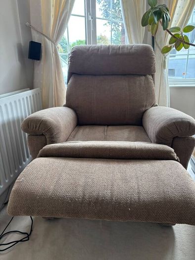 Dual motor riser recliner armchair
