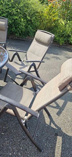 garden furniture table and 5 chairs