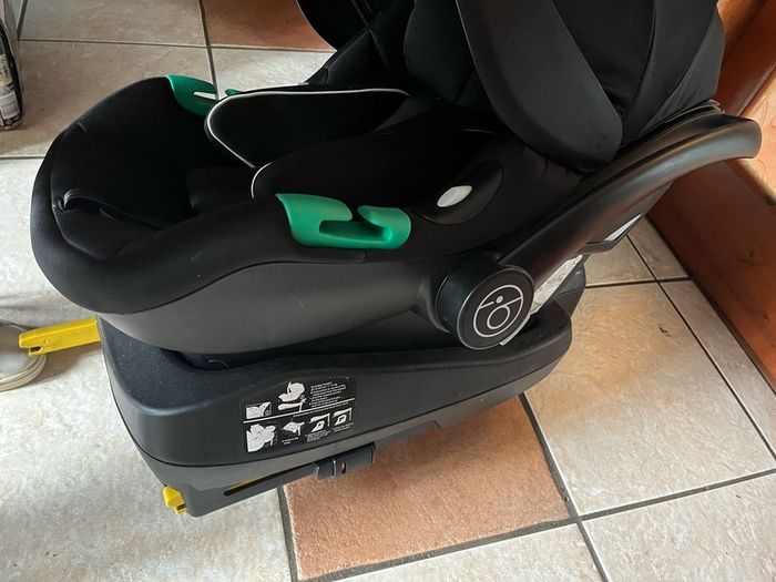 Ickle bubba Venus Prime Jogger I-size travel system and ISOFIX base