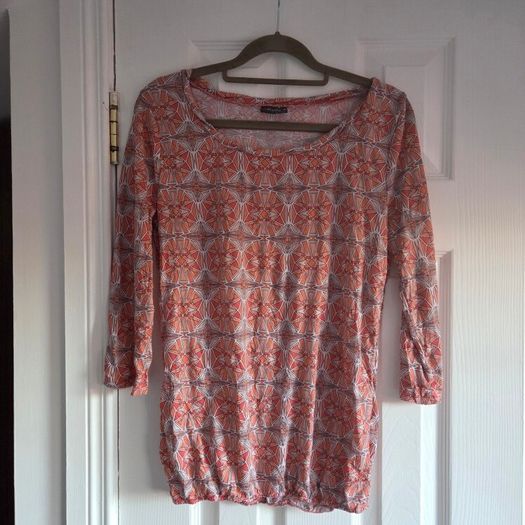 3/4 sleeves and a ruched bottom hem top size 10
