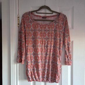 3/4 sleeves and a ruched bottom hem top size 10