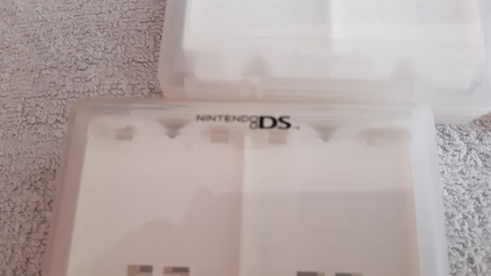 Nintendo DS game case holds 16