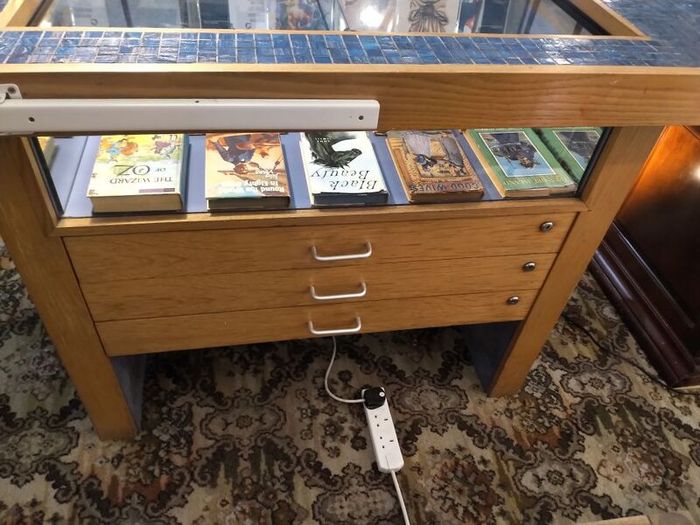Display cabinet counter