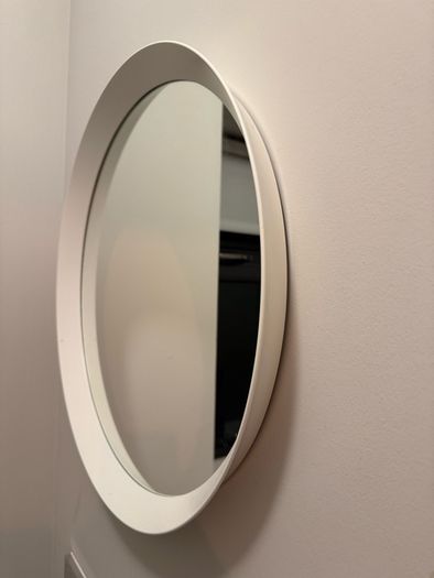 White round mirror
