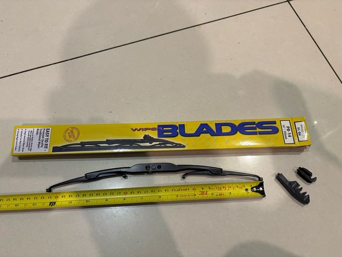Rear wiper blade arm