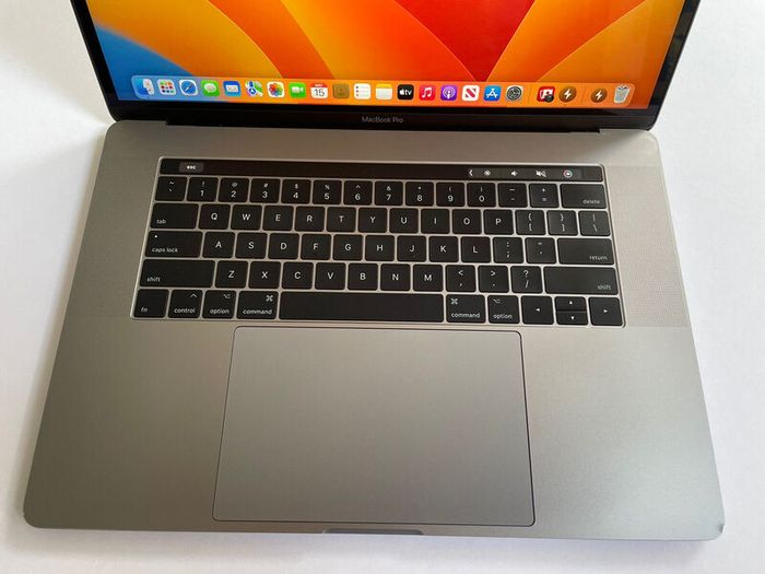 2018 Apple 15" MacBook Pro A1990 Touch Bar Intel i7 8th Gen 16GB RAM 1TB SSD