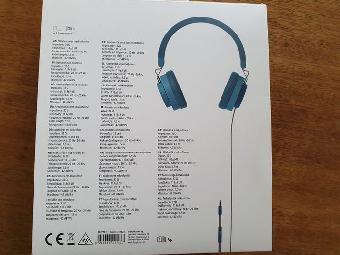 Headphones with microphone and jack. 150 cm long cable.