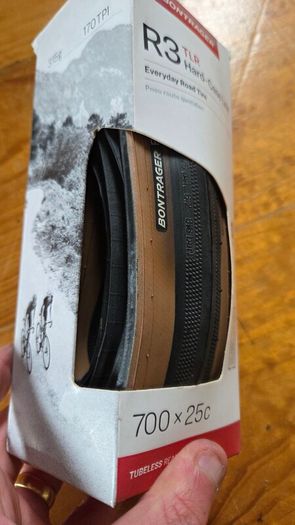 Bontrager R3 Hard Case Lite Road bike tyre 700 x 25
