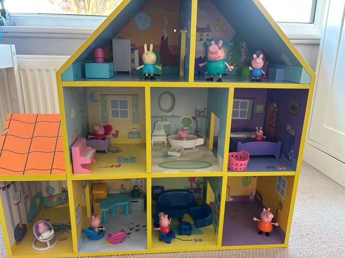 Peppa Pig Wooden House with figures and furniture