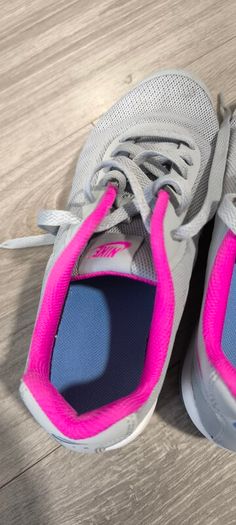 Nike Air Max Invigor Trainers UK 5 / EUR 38 (Grey & Pink)