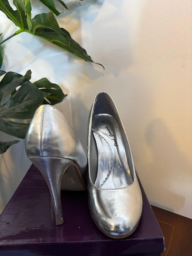 Ladies heels size 6