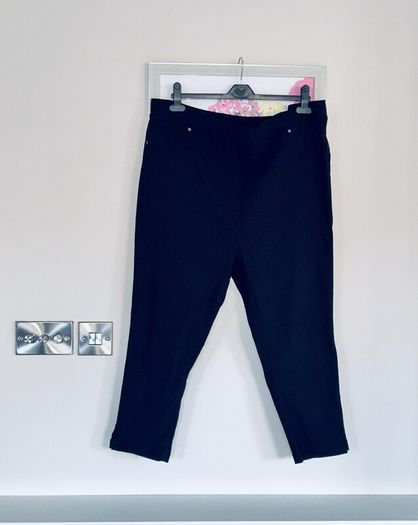 Ladies Black Cropped Trousers from Yours. UK 20 / EU 48cm