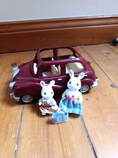 Sylvanian  rabbit couple with car