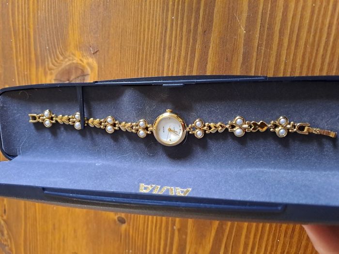 Vintage AVIA Ladies Bracelet Watch