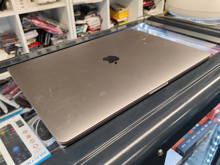 2019 MacBook Pro A1990 15" Touchbar Intel Core (i9-9880H) 32GB RAM 512GB SSD (Battery Cycle: 190)