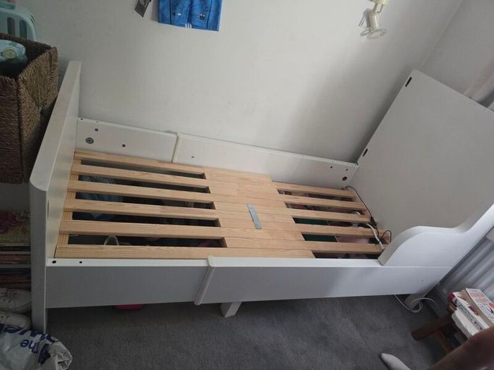 Extendable kids bed.