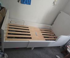 Extendable kids bed.