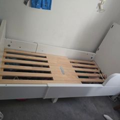 Extendable kids bed.