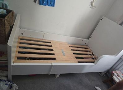 Extendable kids bed.