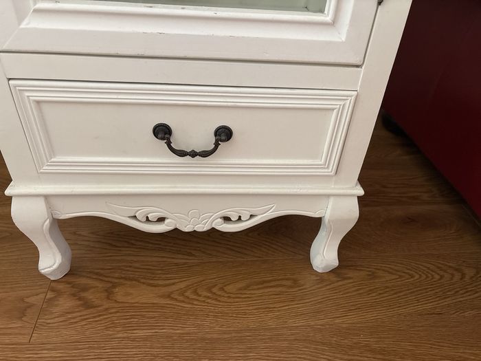 White display cabinet
