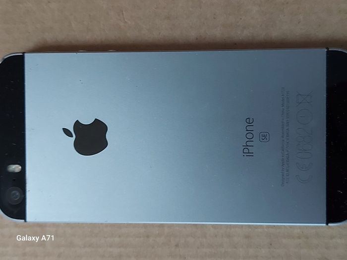 Apple Iphone SE, Space Grey, 32GB, with Battery Pack Case for Great protection, excellent condition