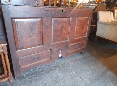 Antique Coffer / Mule Cest