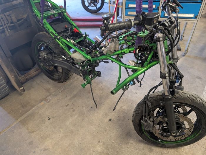 Kawasaki Z650 breaking for parts 2022