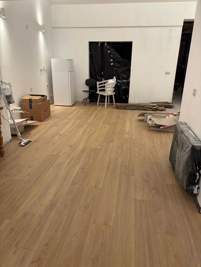 14mm laminate flooring - brand new - Gold oak